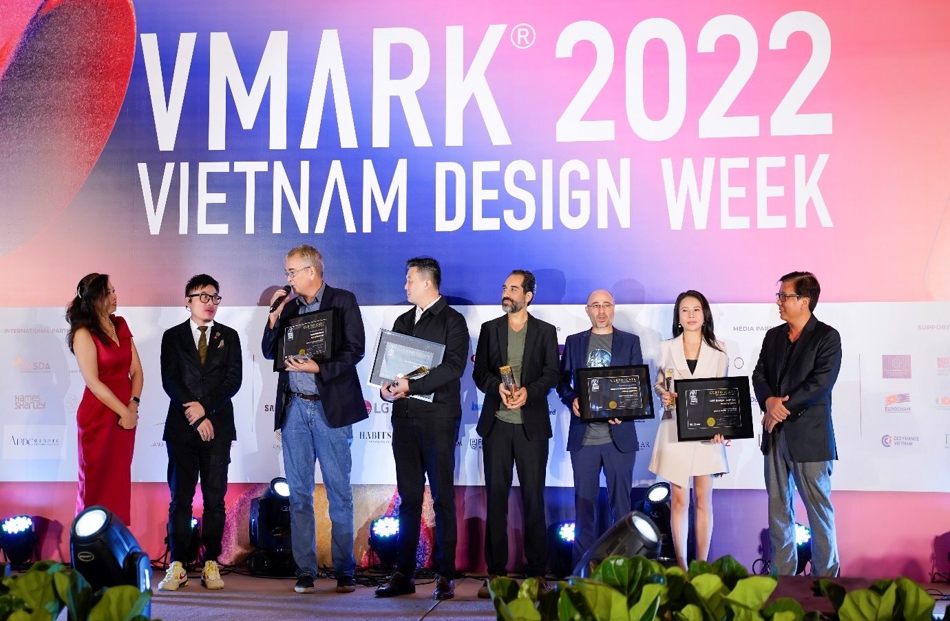 Bà Nguyễn Thị Lan Phương - Chủ tịch HĐQT kiêm nhà sáng lập công ty LMP (thứ hai từ phải sang) nhận cúp vàng tại giải thưởng thiết kế Việt Nam VMARK 2022